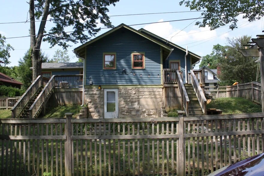 Building Photo - 810 E 1st St