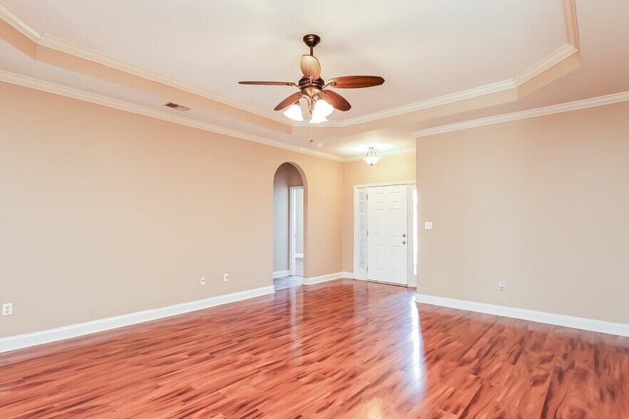 Building Photo - 2045 Highview Way