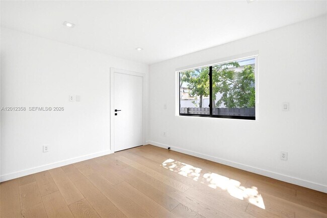 Building Photo - 120 NE 49th St