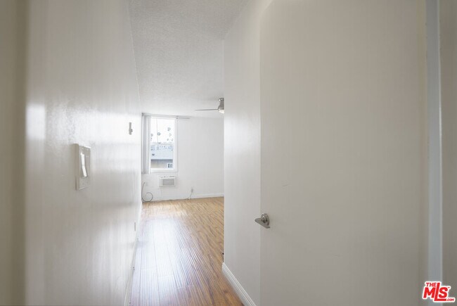 Building Photo - 425 S Kenmore Ave