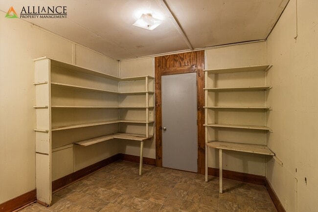 Building Photo - Ideal Location! Next to KSU!