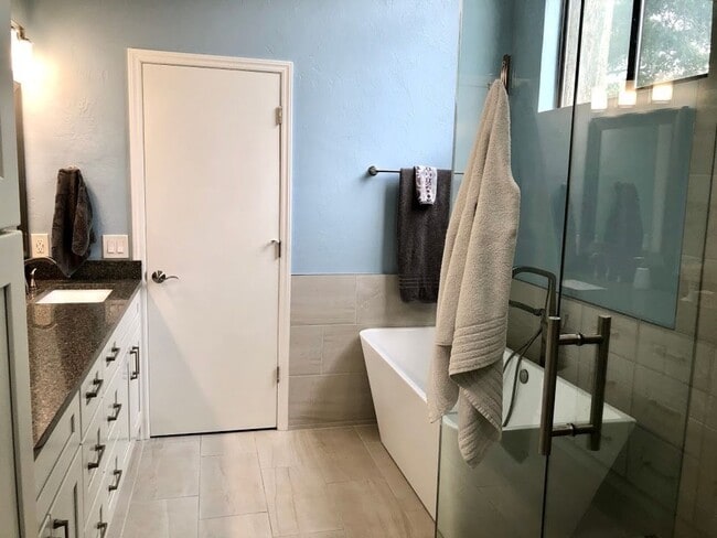 Building Photo - Beautifully Renovated Home in The Reserve!