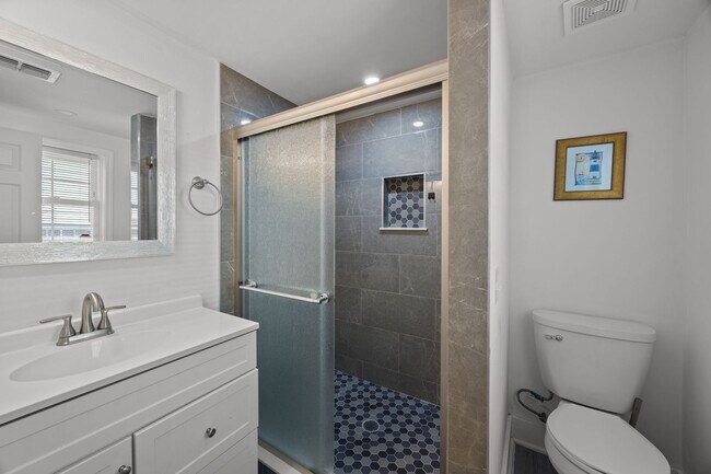 Building Photo - Charming Single-Family Home