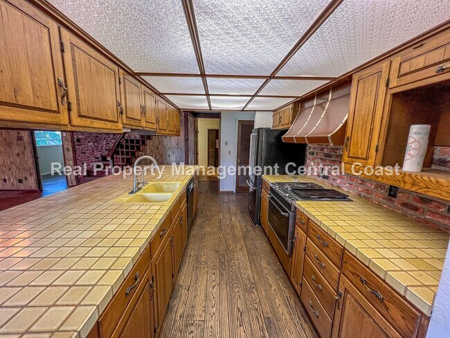 Building Photo - AVAILABLE OCTOBER - Large 4 Bedroom / 3 Ba...