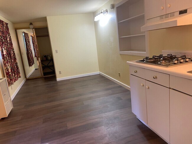 Building Photo - 3 bedroom 3 bath in Crestline.