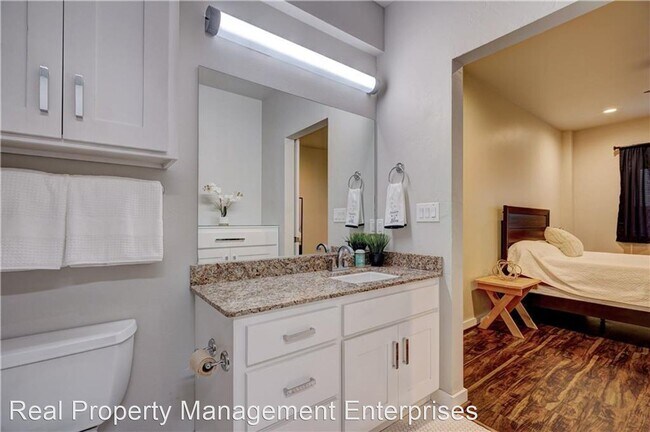 Building Photo - 1 br, 1 bath House - 1 NE 2nd St #304