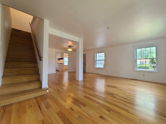 Building Photo - 3-bedroom, 2-bathroom home located in beau...