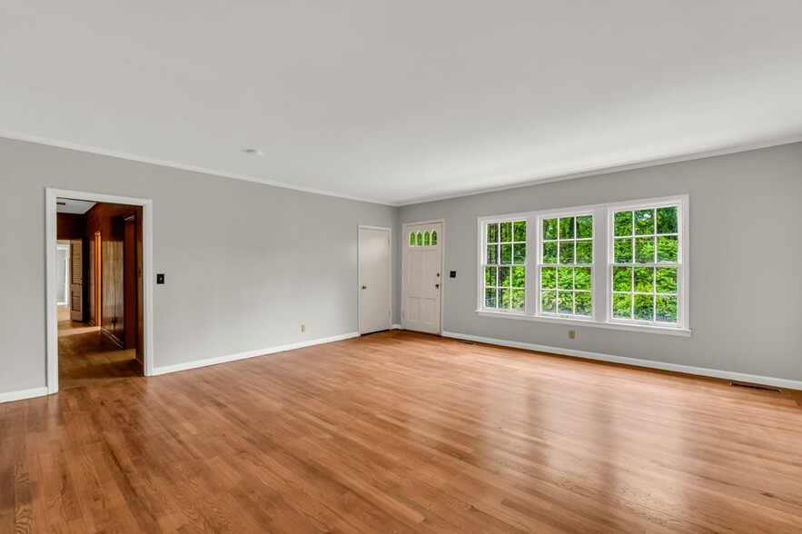 Building Photo - 905 8th Ave N