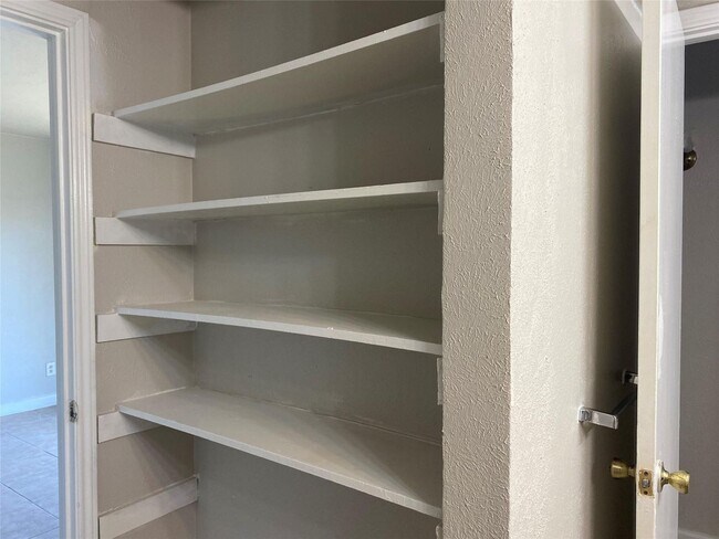 Building Photo - 2423/2425 Limestone Dr.