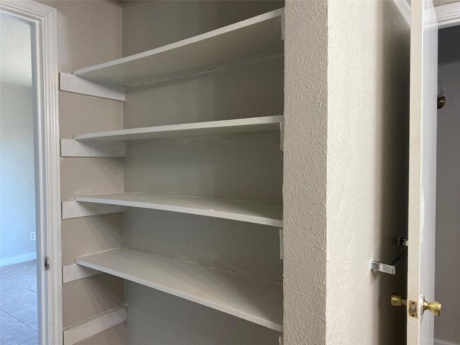 Building Photo - Limestone Dr. Duplex