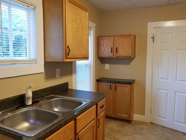 Building Photo - 1 Bedroom Ranch with Den