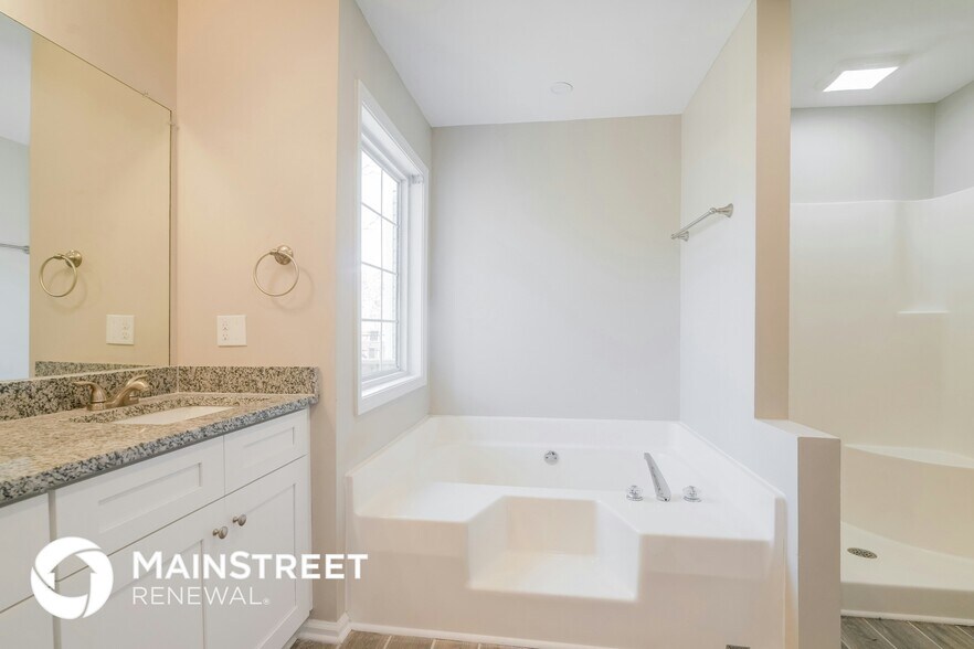 Building Photo - 10 Wisteria Dr