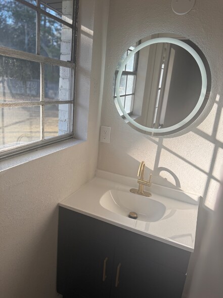 Building Photo - 910 Moran St