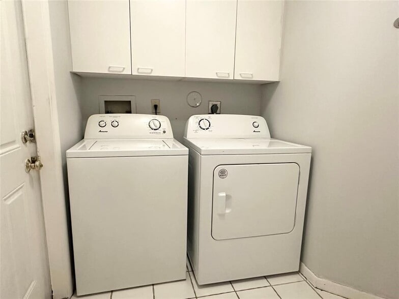 Building Photo - 10461 NW 12th Ct