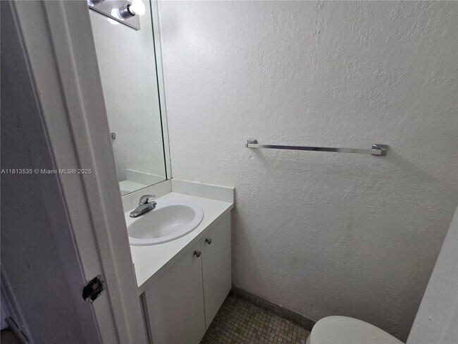 Building Photo - 1305 W 53rd St