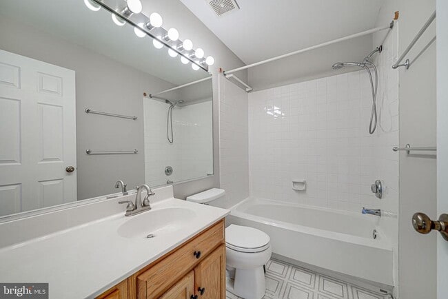 Building Photo - 329 Barnfield Square NE