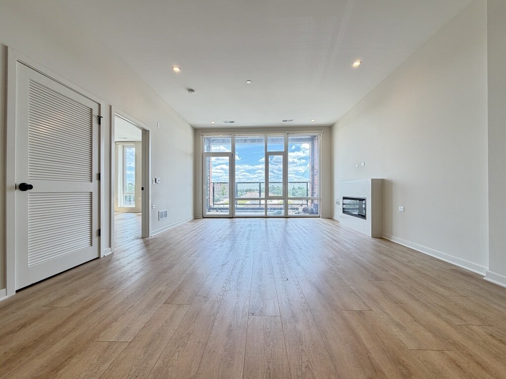 Building Photo - 6324 W Belmont Ave