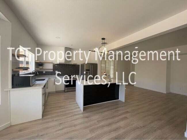 Building Photo - Stunning 4 Bedroom with Desert View!