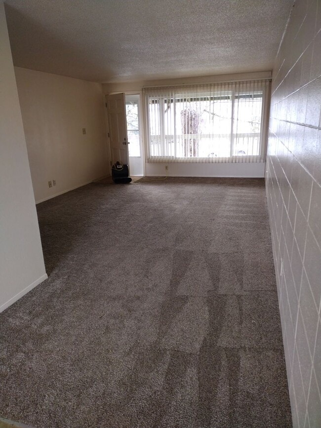 Building Photo - 1 bed room 1 bath in Beautiful South Eugene