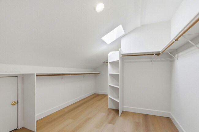 Building Photo - Gorgeous 5-Bedroom Los Gatos Home