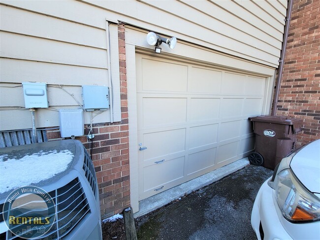 Building Photo - 1/1.5 Townhome located near Boone Golf Course!