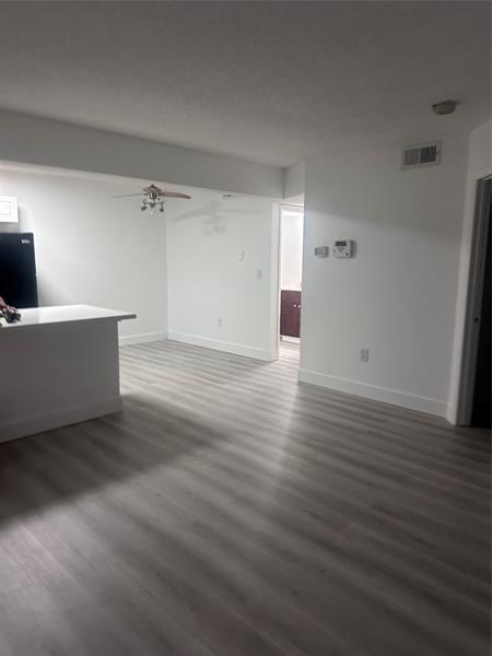 Building Photo - 450 Palm Cir W