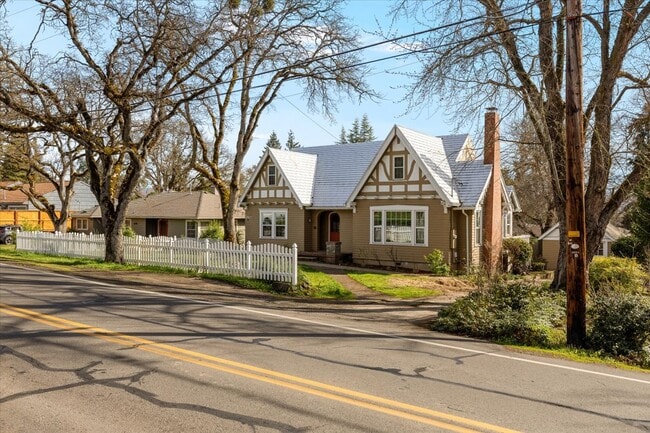 Building Photo - 2004 Hillcrest Rd