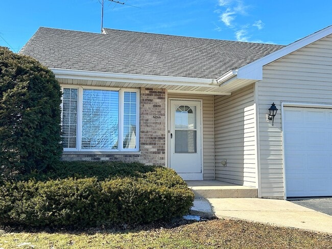 Building Photo - 460 Fox Ln