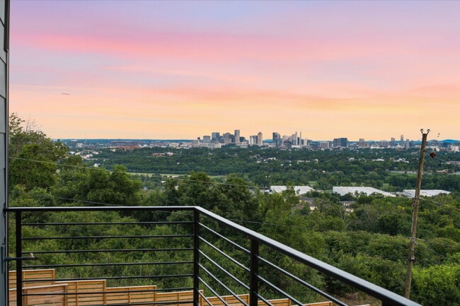 Building Photo - "Spacious 4-Bed, 4.5 bath, AMAZING views, fenced in yard
