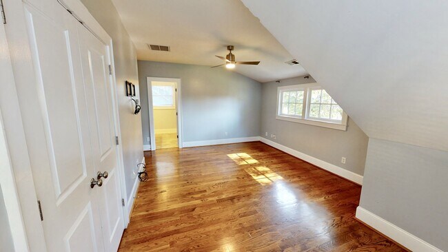 Building Photo - 2213 Roslyn Ave