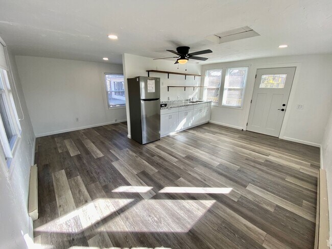 Building Photo - 40 Larchmont Rd