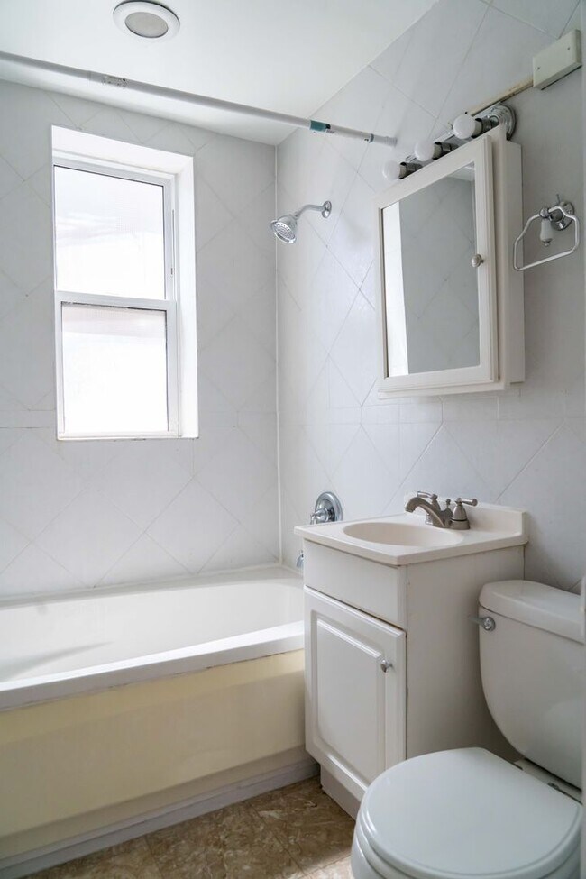 Building Photo - Uptown / Buena Park - 1 Bed / 1 Bath - Out...