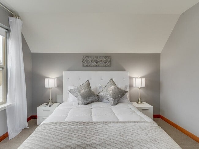 Building Photo - 1705 S Vermont Ave