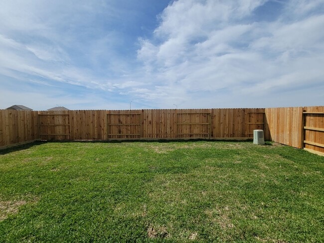 Building Photo - Single-story layout features a bright, open concept living area, dining space, and kitchen. Pebbl...