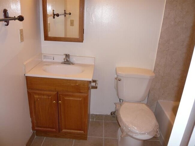 Building Photo - Walking distance to Union City Bart Station, Marina Food and Logan High