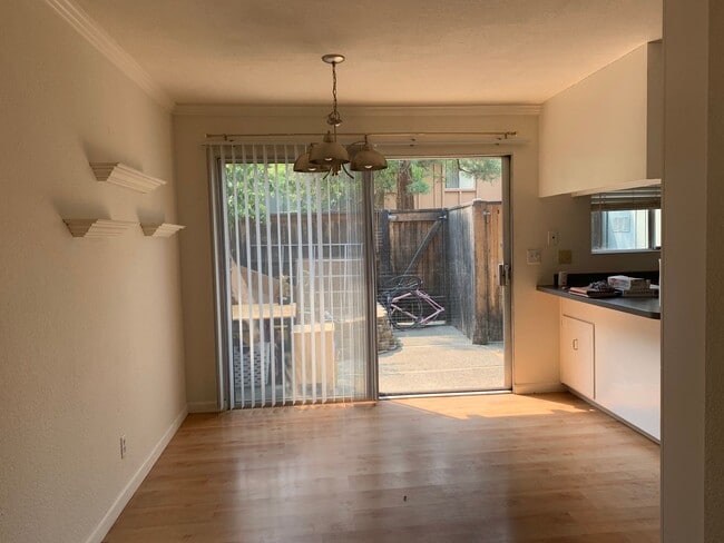 Building Photo - Adorable 3 Bed 1.5 Bath Covell Commons Condo ( fall Rental )