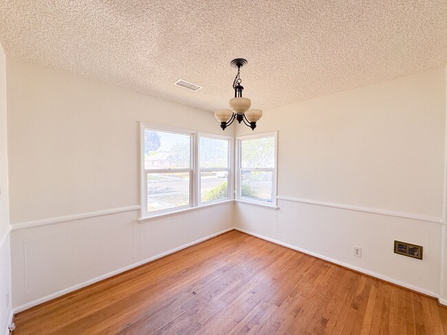 Building Photo - Beautiful Spacious 3bd 2ba