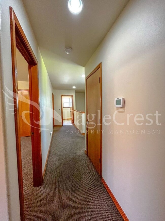 Building Photo - Large 6-Bedroom Whitman Neighborhood House; Students Welcome!