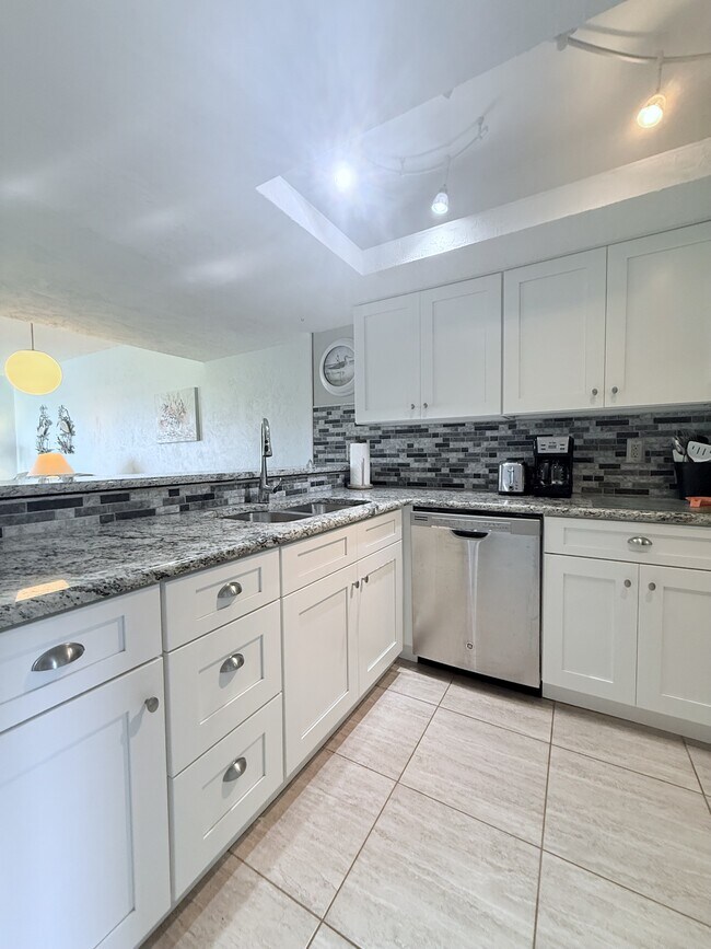 Building Photo - 5650-5A1A A1A S
