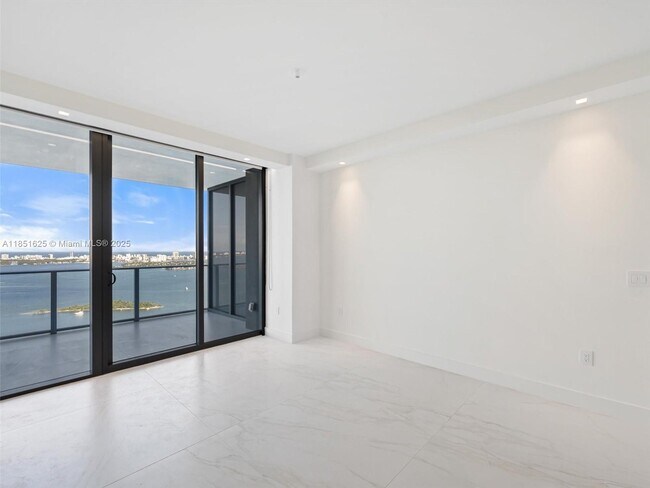 Building Photo - 700 NE 24th St