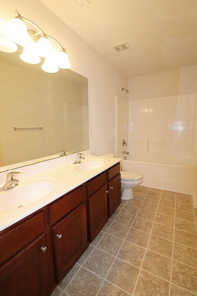 Building Photo - Well maintained 3 bedroom 2.5 bath home ne...