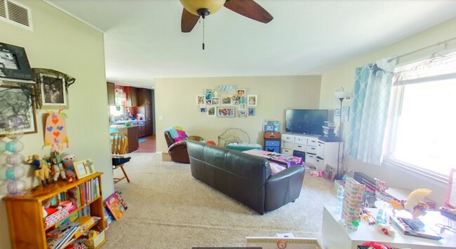 Building Photo - Country Living in Manhattan + 1.5 Acres + Close to Stagg Hill Golf Course! Available July 3rd!