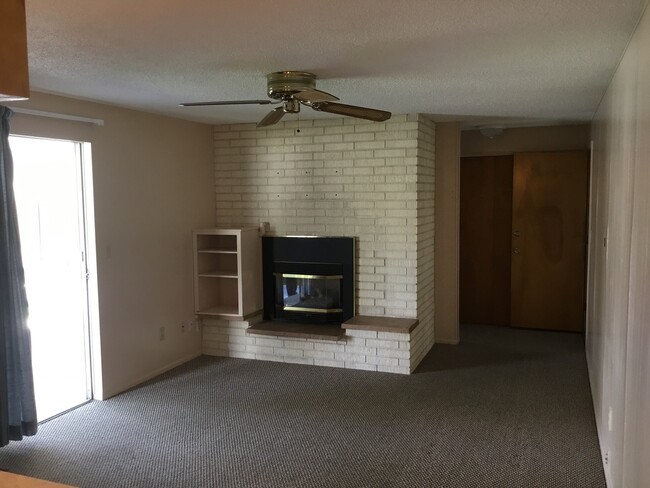 Building Photo - Super Cute..1607 sq. ft 3 Bedroom, 2.5 bat...