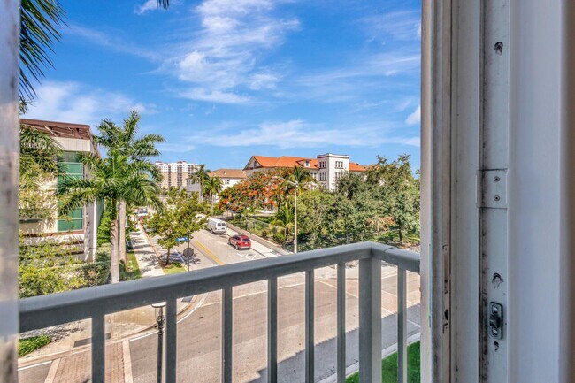 Building Photo - 720 S Sapodilla Ave