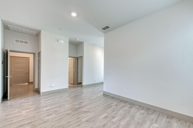 Building Photo - 860 Spg St W