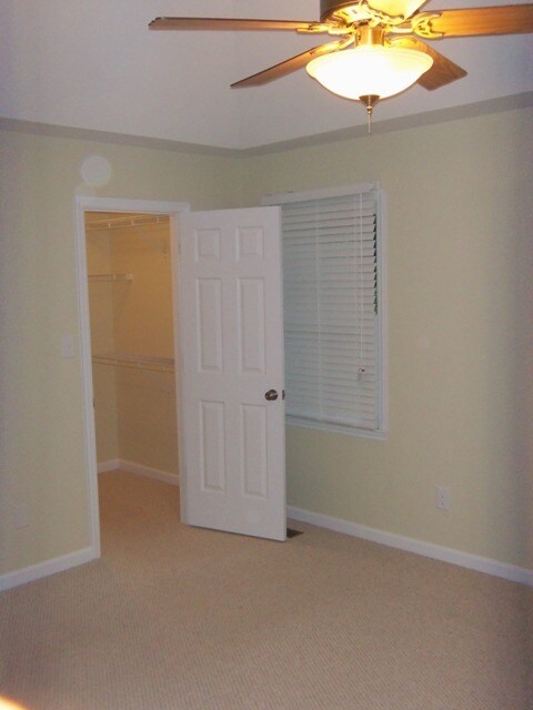 Building Photo - **AVA. 10/1, Possibly Sooner!** 3BR/2BA We...