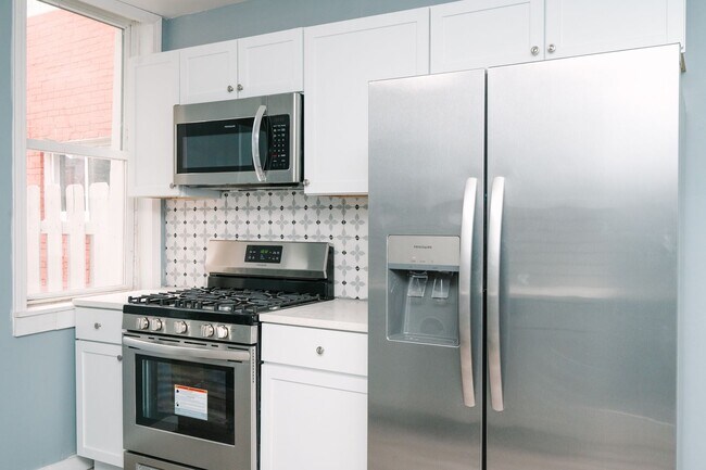 Building Photo - Move in special! Newly renovated 3 bedroom...