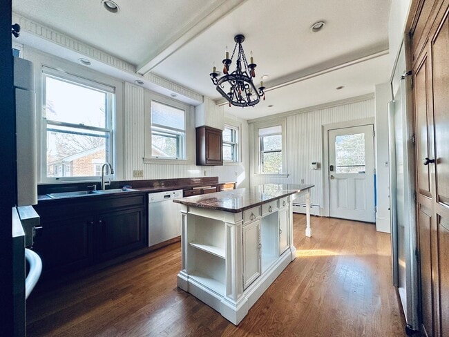 Building Photo - 671 Prospect St