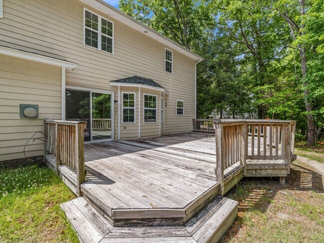 Building Photo - Country Club Area!