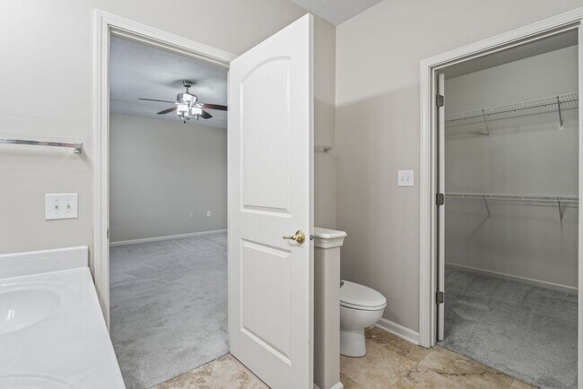 Building Photo - Beautiful 3 Bedroom Condo Available Now!